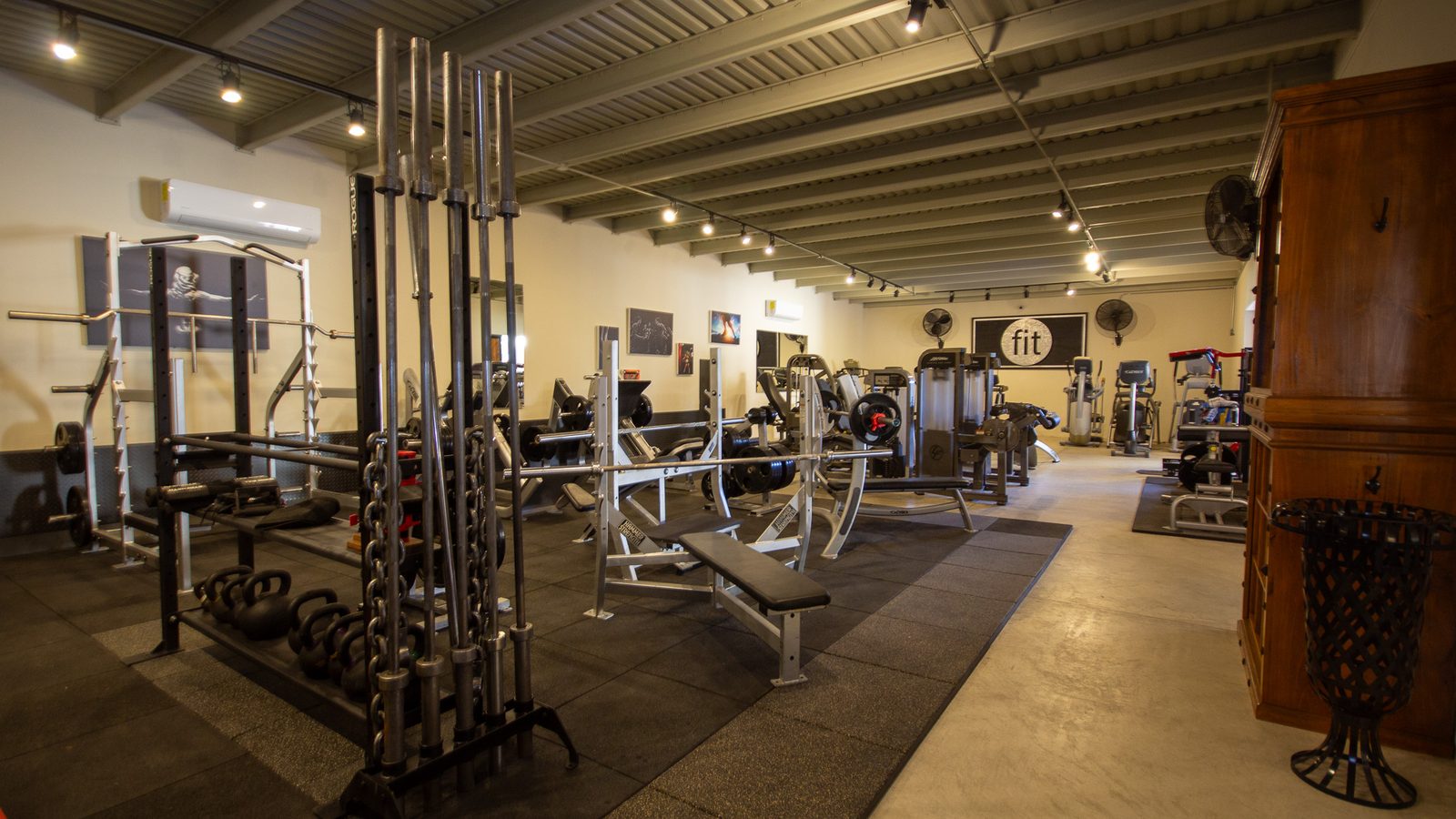 Baja Body Shop photographed by Julie St-Louis